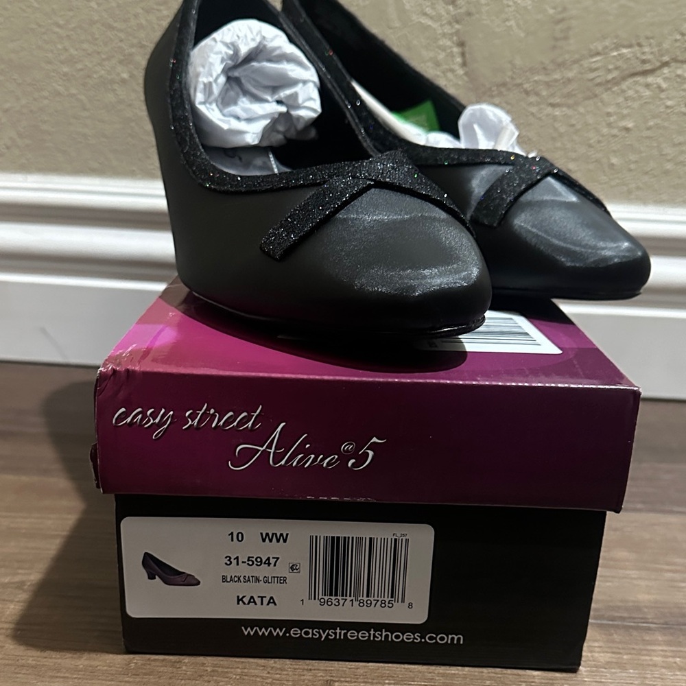 Easy Street Women's Black Glitter Heels